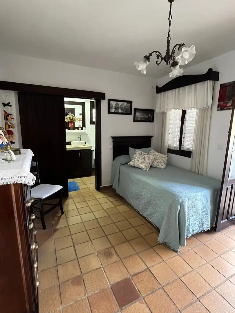 Dormitori de Casa o xalet en venda en Chiclana de la Frontera amb Jardí privat, Moblat i Piscina comunitària