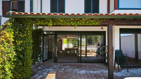 Exclusiva vivienda con piscina y gran salón social en Las Jaras