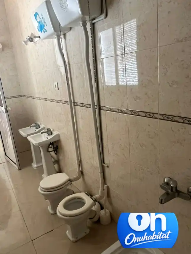 Bany de Pis en venda en Bollullos Par del Condado amb Aire condicionat, Traster i Moblat