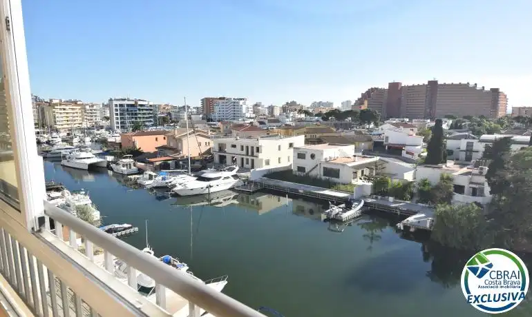 Vista exterior de Apartament en venda en Roses amb Traster i Moblat