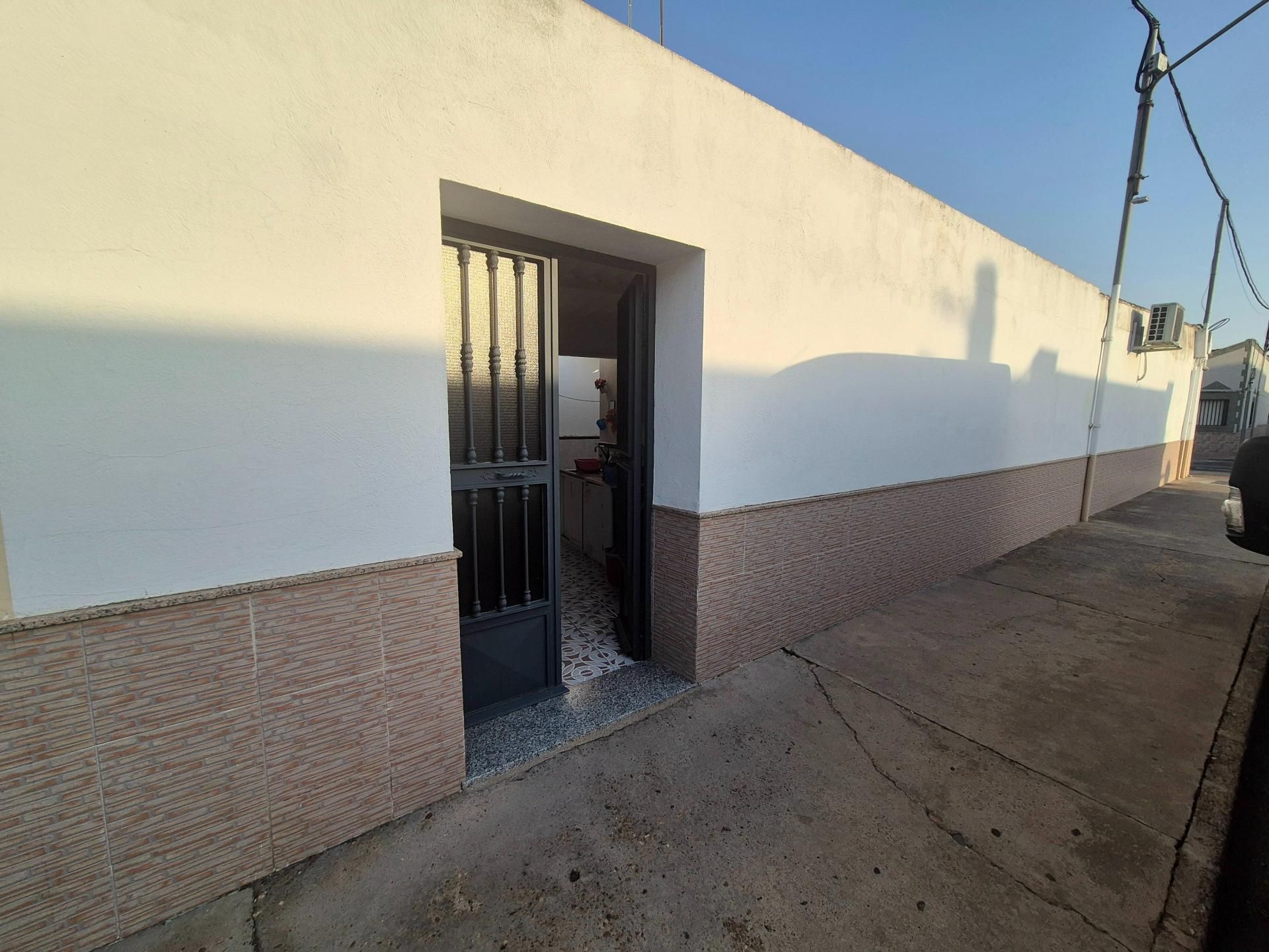 Vista exterior de Casa adosada en venda en Montijo amb Calefacció