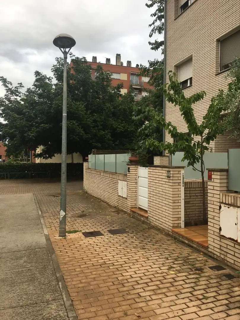 Vista exterior de Casa adosada en venda en Salt amb Aire condicionat, Calefacció i Jardí privat
