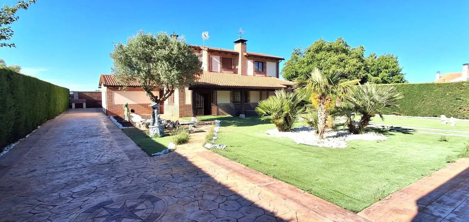 Vista exterior de Casa o xalet en venda en Villanueva de Duero amb Calefacció, Jardí privat i Traster