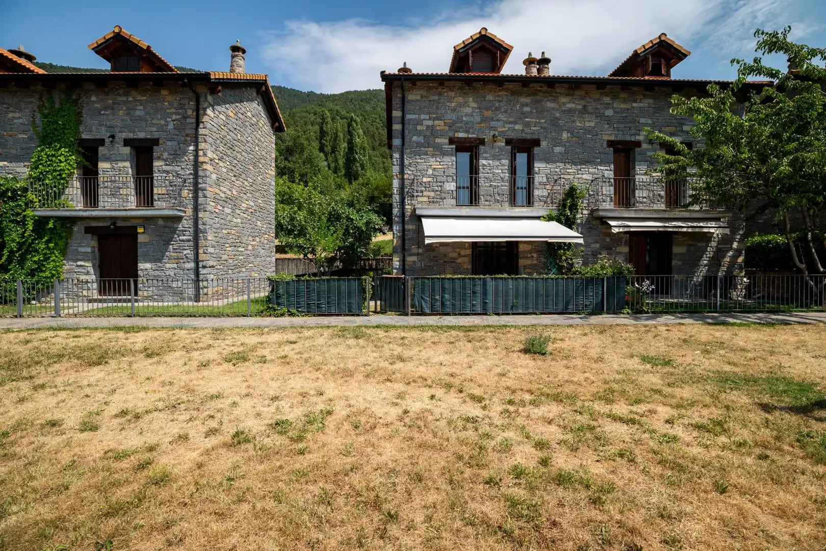 Vista exterior de Casa adosada en venta en Biescas con Calefacción, Jardín privado y Amueblado