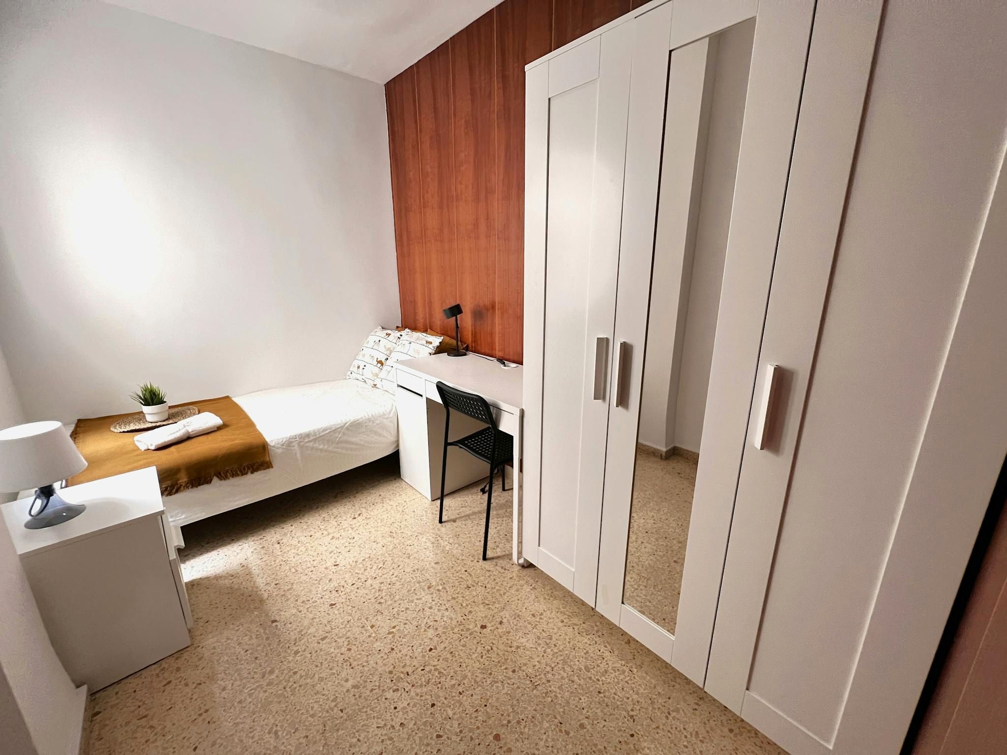 Dormitori de Pis per a compartir en  Valencia Capital amb Aire condicionat, Moblat i Rentadora