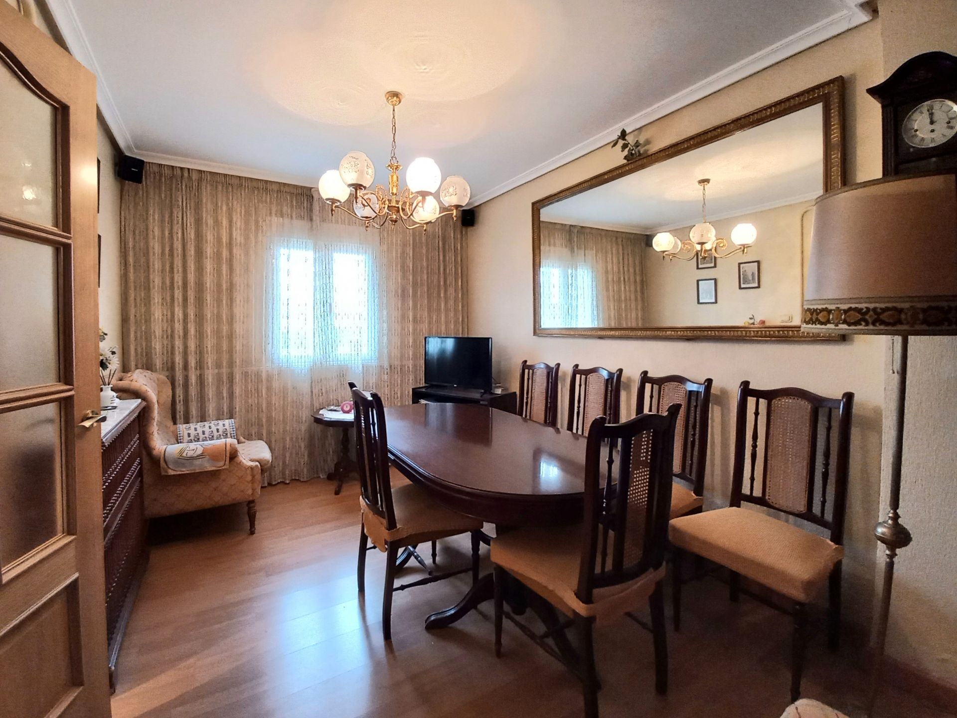 Menjador de Casa adosada en venda en Burgos Capital amb Calefacció, Jardí privat i Traster