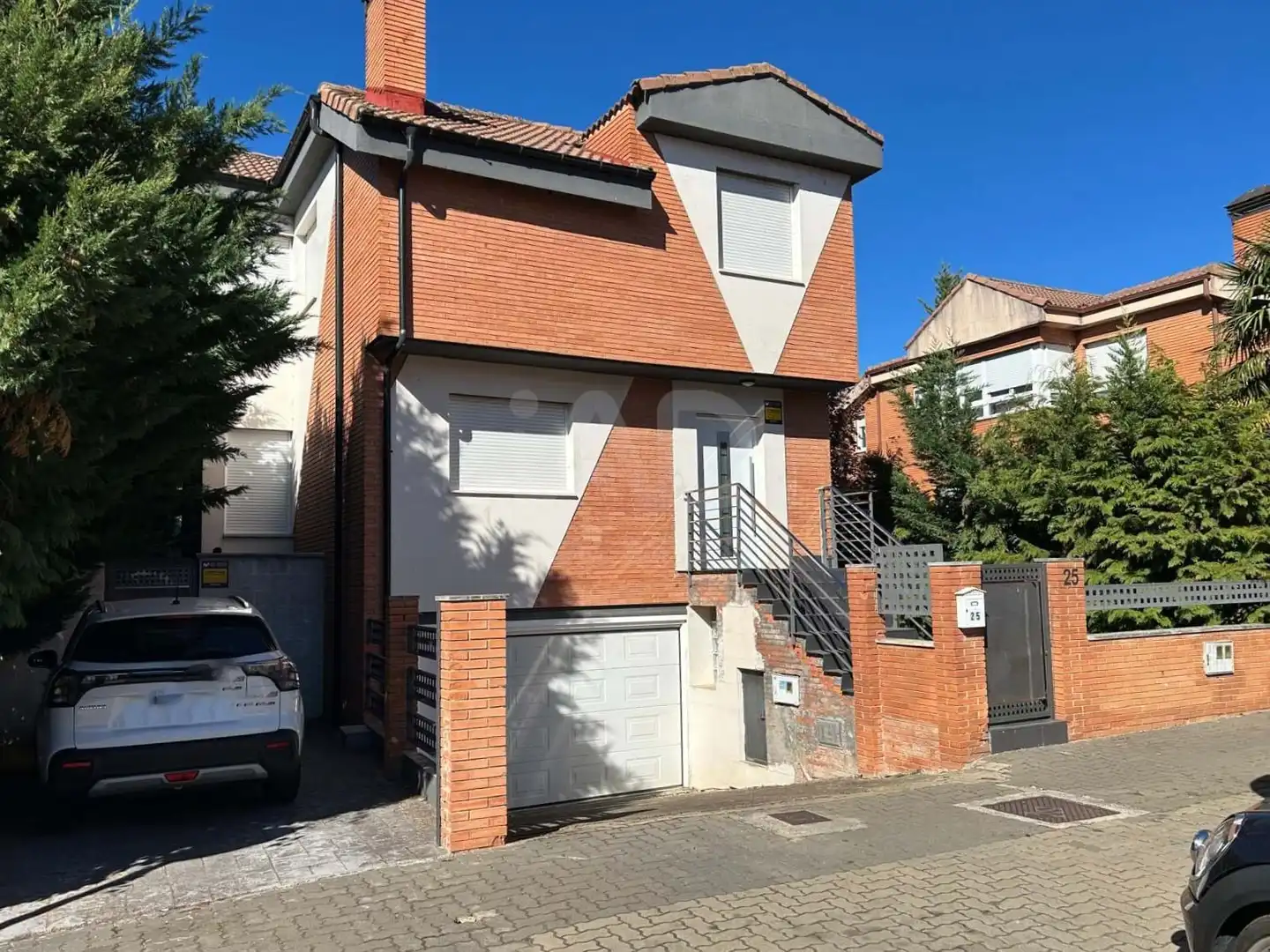 Vista exterior de Casa o xalet en venda en Sariegos amb Calefacció, Terrassa i Piscina