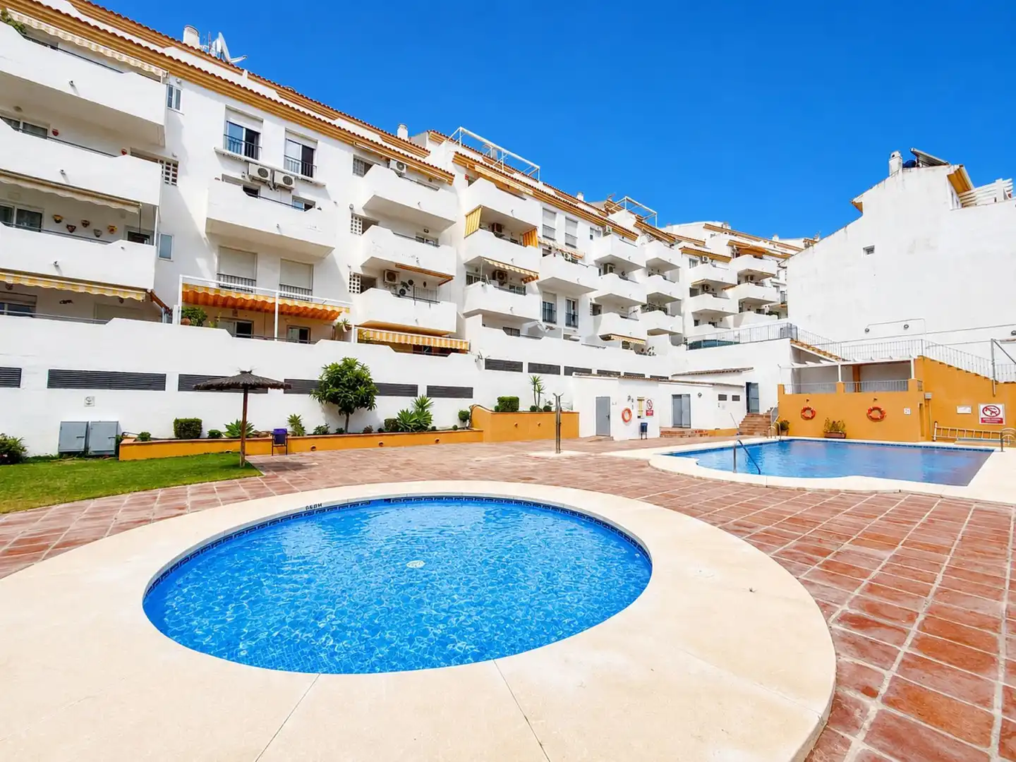 Vista exterior de Ático en venta en Manilva con Aire acondicionado, Terraza y Piscina