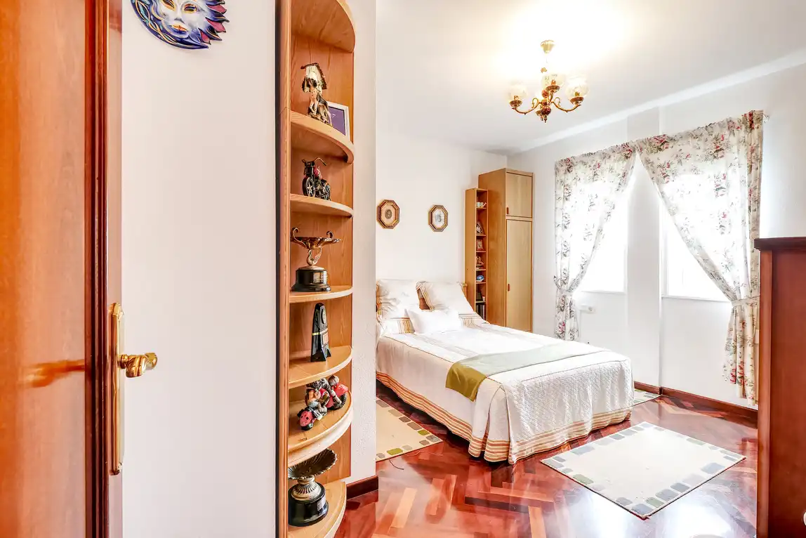 Habitación de Casa adosada en venta en A Coruña Capital  con Calefacción, Jardín privado y Parquet