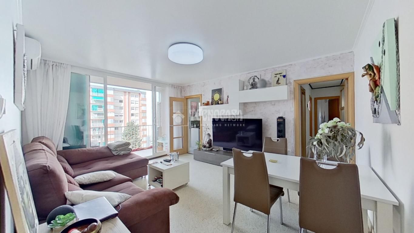 Sala d'estar de Pis en venda en Cerdanyola del Vallès amb Balcó