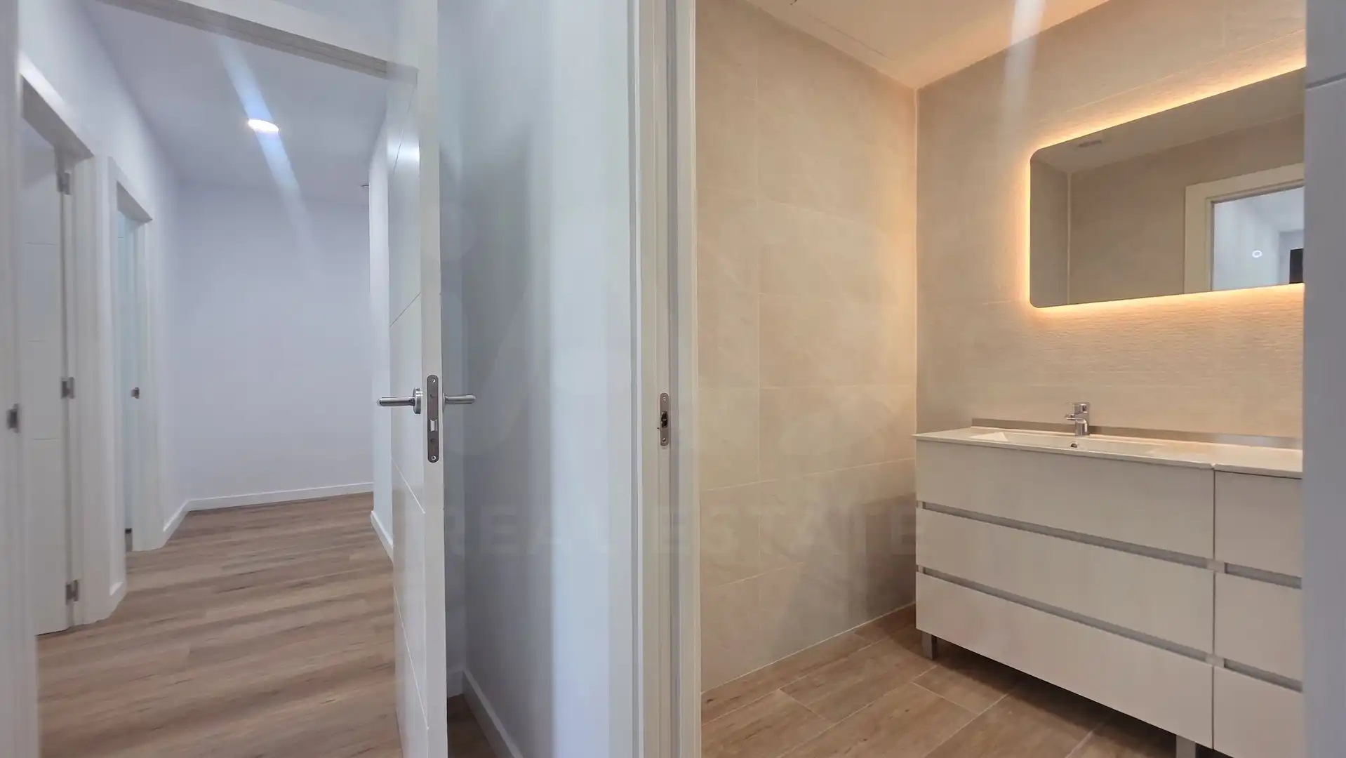 Bathroom of Flat for sale in Girona  with Air Conditioner, Heating and Terrace