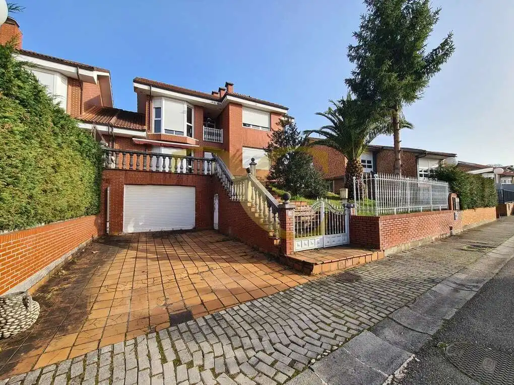 Vista exterior de Casa o xalet en venda en Siero amb Calefacció, Terrassa i Traster
