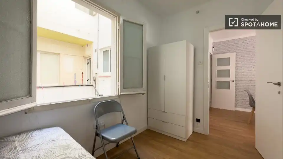 Room in Centre