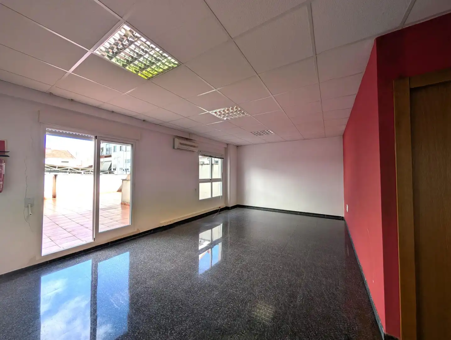 Oficina de alquiler en Eixample , Alcoy / Alcoi
