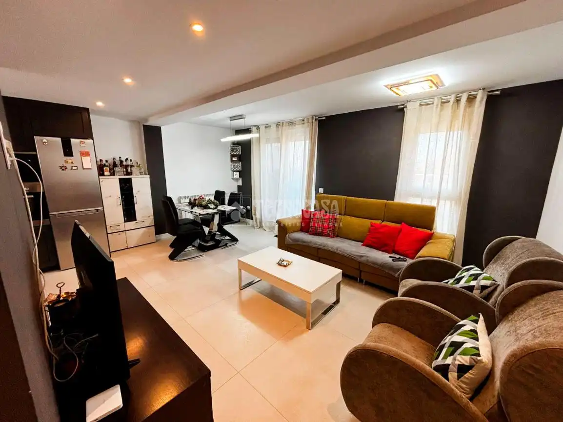 Living room of Flat for sale in Zaragoza  with Heating, Terrace and Furnished