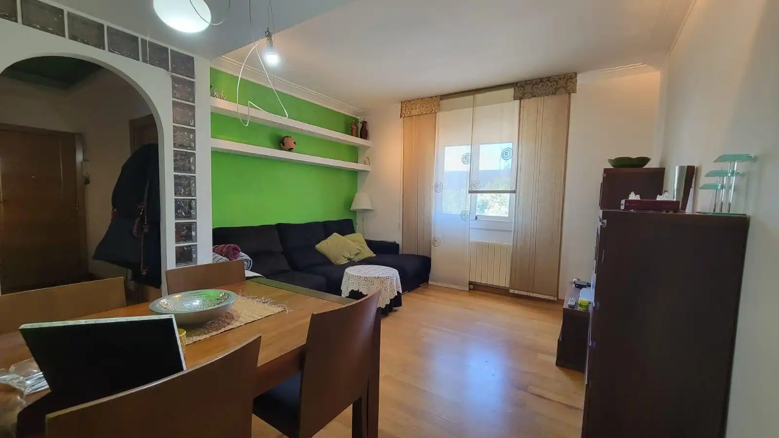Sala d'estar de Pis en venda en L'Hospitalet de Llobregat amb Aire condicionat, Calefacció i Parquet