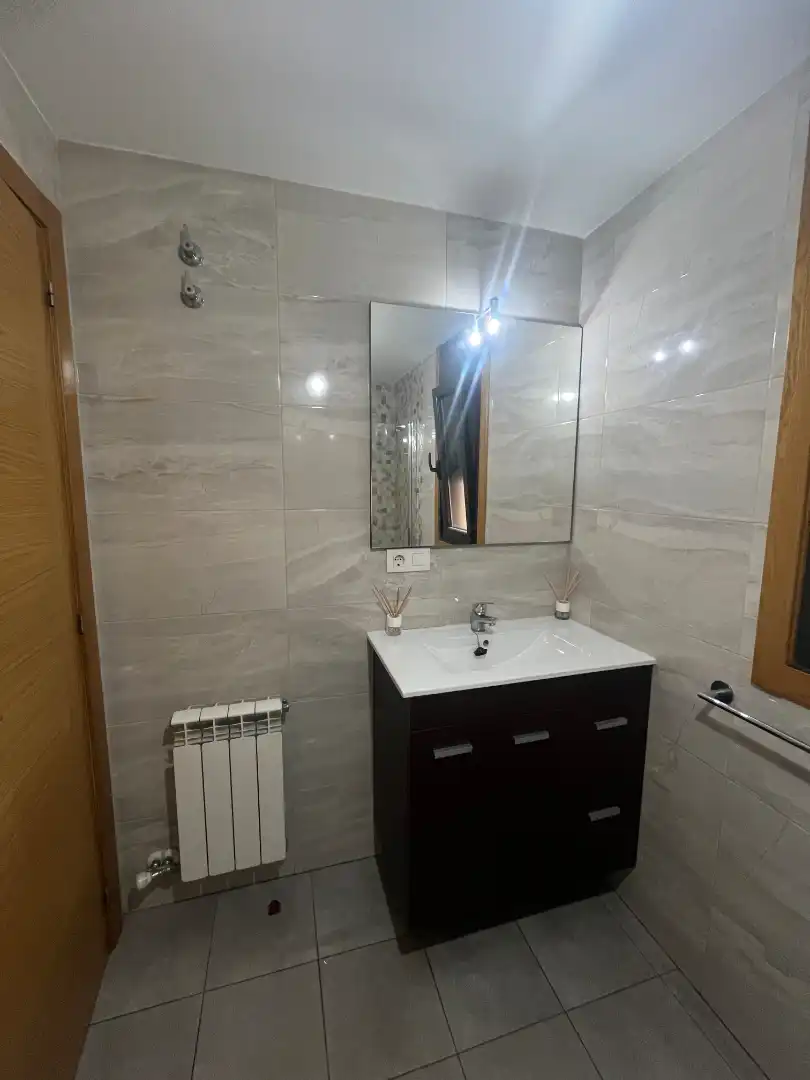 Bathroom of Flat for rent in Vigo   with Heating, Oven and Washing machine