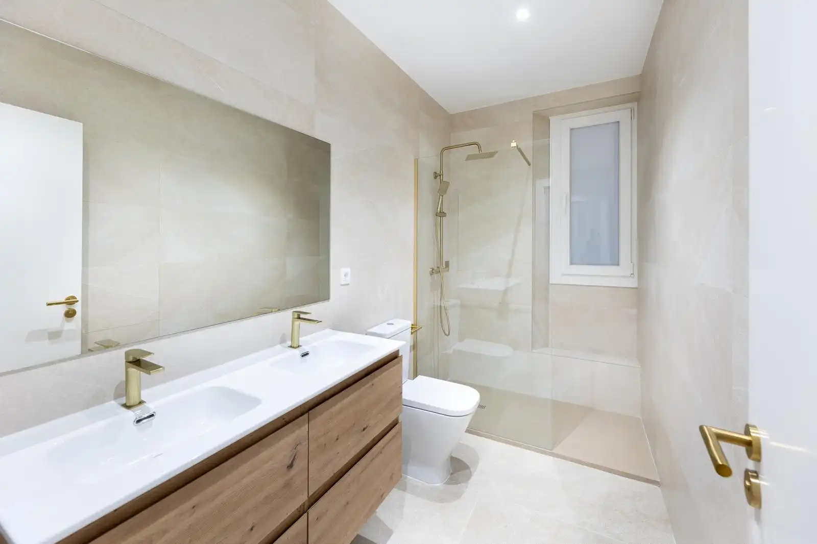 Bathroom of Apartments for rent in Granada  with Air Conditioner, Heating and Parquet flooring