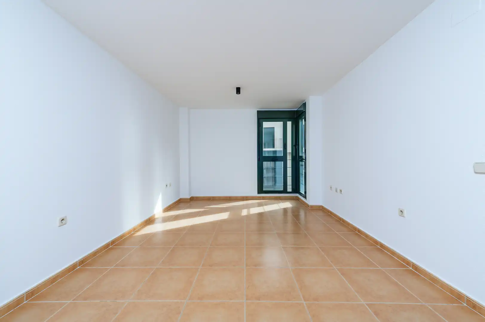 Wohnung zum Verkauf in Pinto mit Klimaanlage, Terrasse und Abstellraum