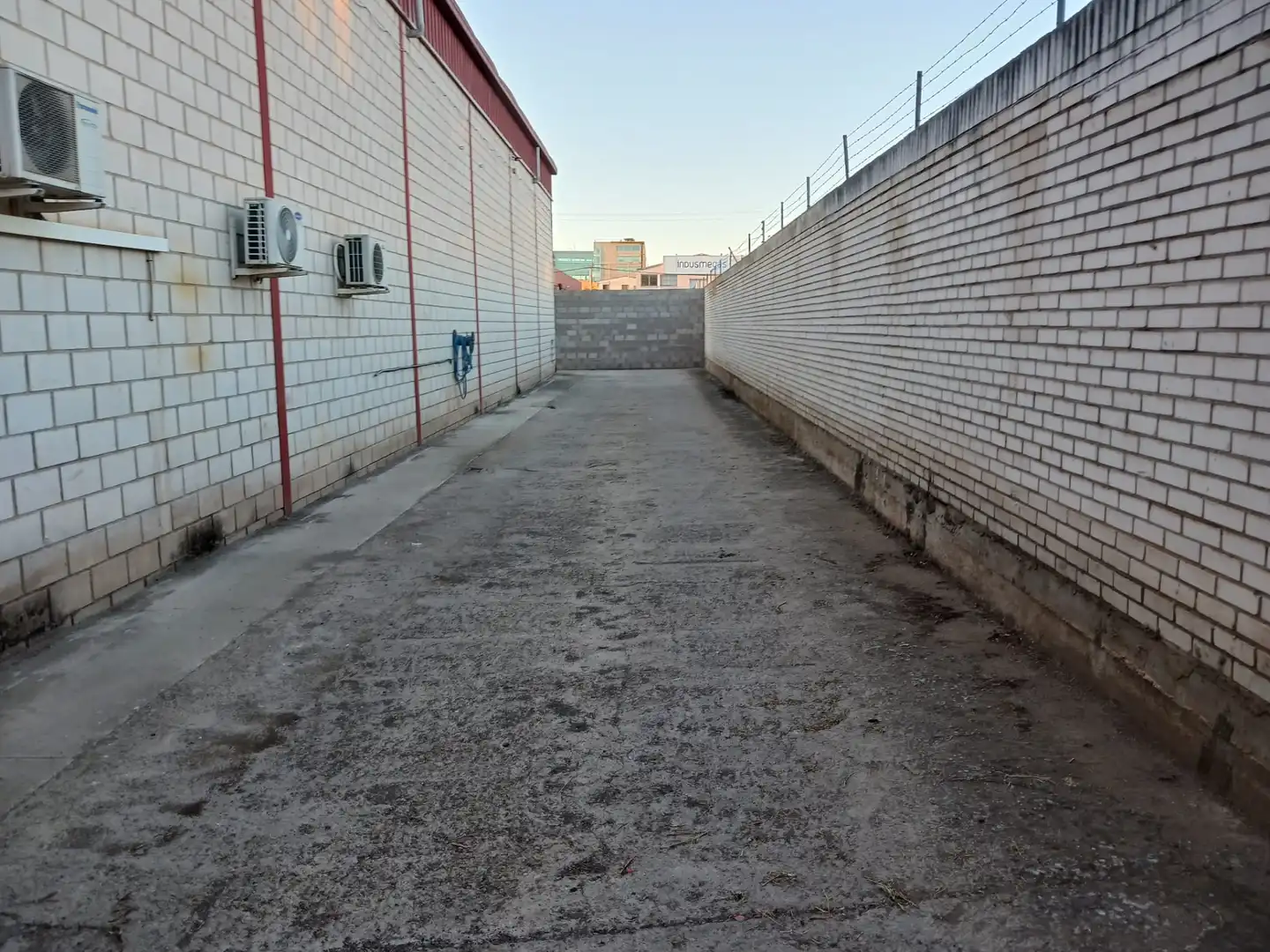 Parkplatz von Fabrikhallen zur Miete in Larache