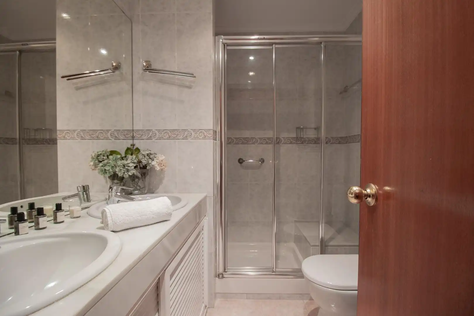 Bathroom of Flat for sale in Sevilla  with Air Conditioner, Heating and Community pool