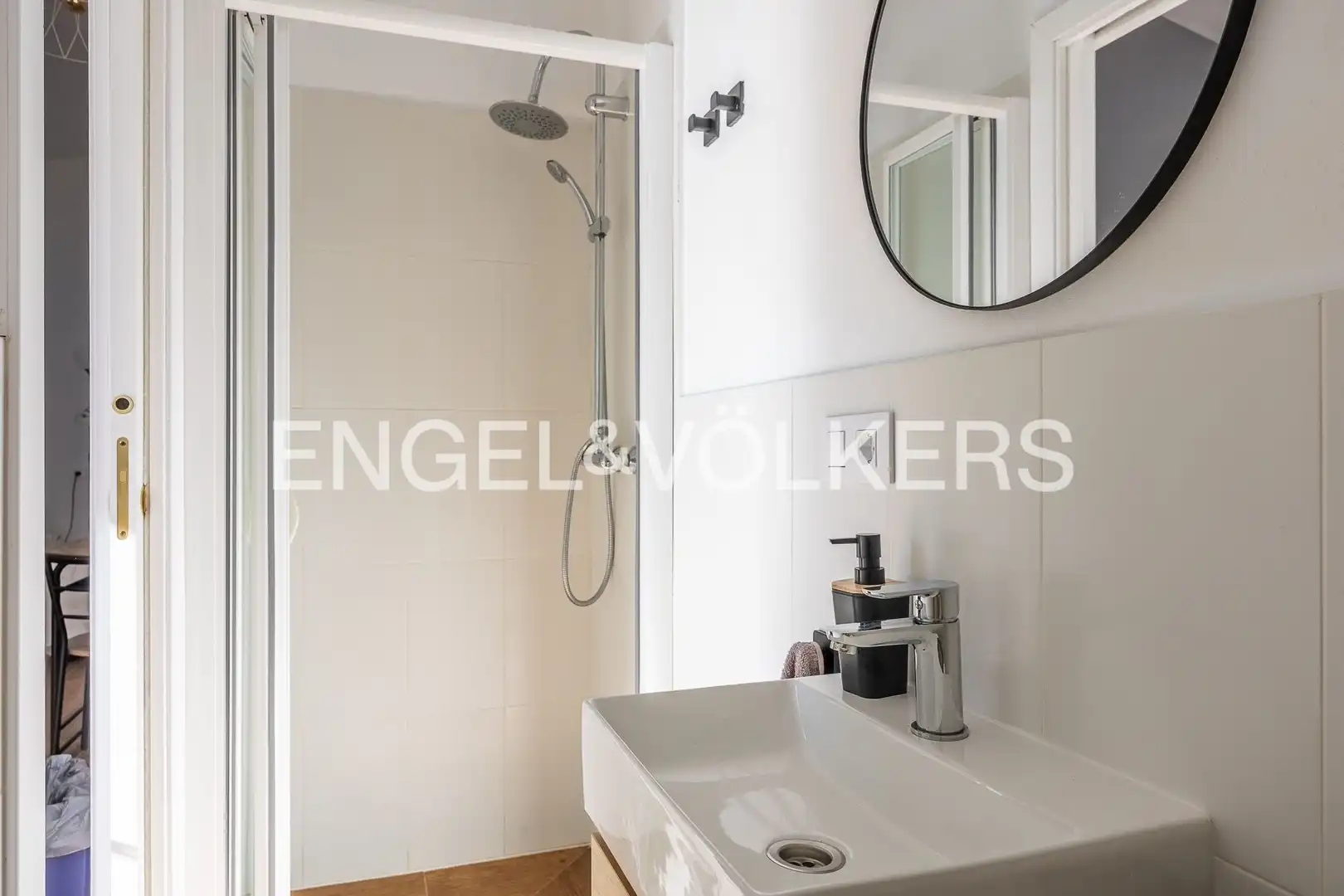 Bathroom of Houses for sale in Valencina de la Concepción  with Air Conditioner, Heating and Private garden