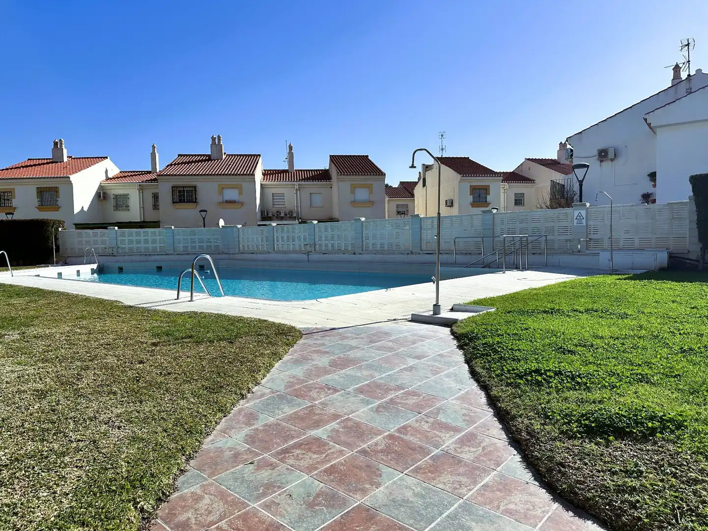 Piscina de Casa adosada en venta en Salobreña con Aire acondicionado, Calefacción y Terraza