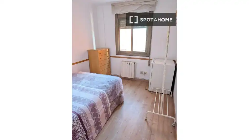 Bedroom of Flat for share in Terrassa  with Air Conditioner, Heating and Furnished