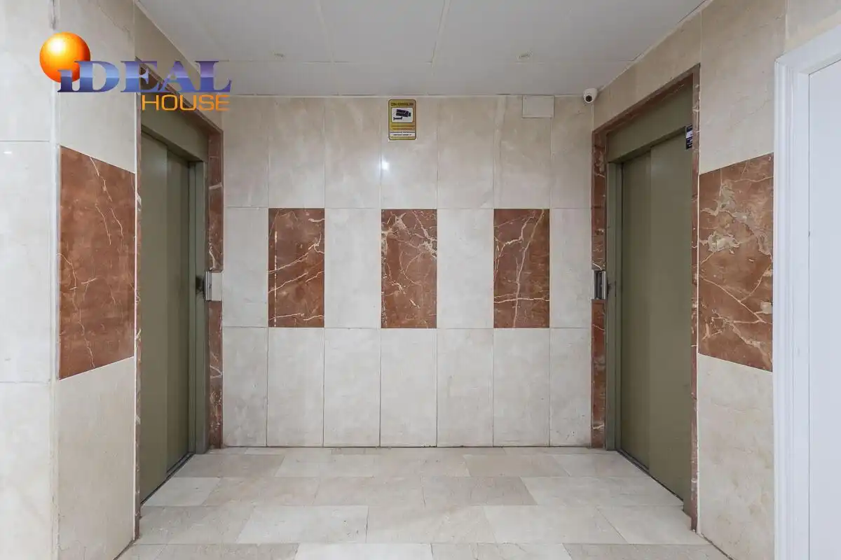 Flat for sale in Granada  with Air Conditioner and Terrace