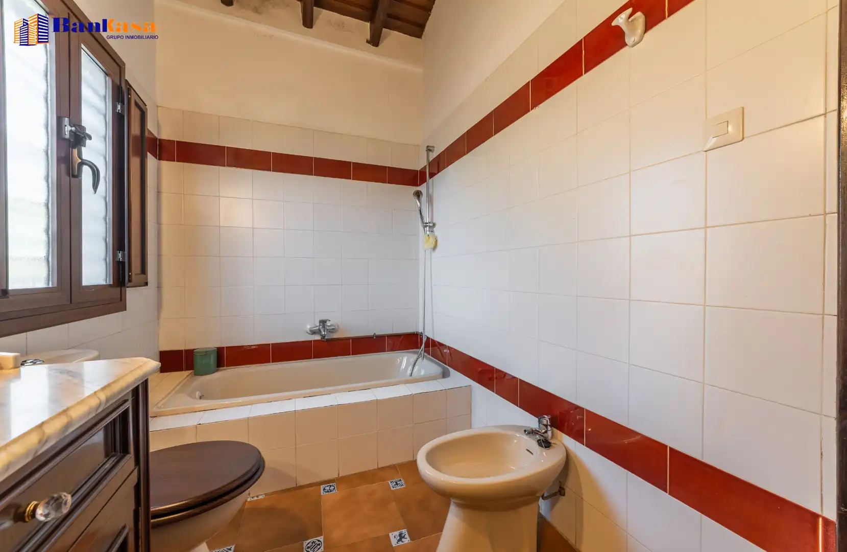 Bany de Casa o xalet en venda en Cortes de la Frontera amb Calefacció, Jardí privat i Moblat