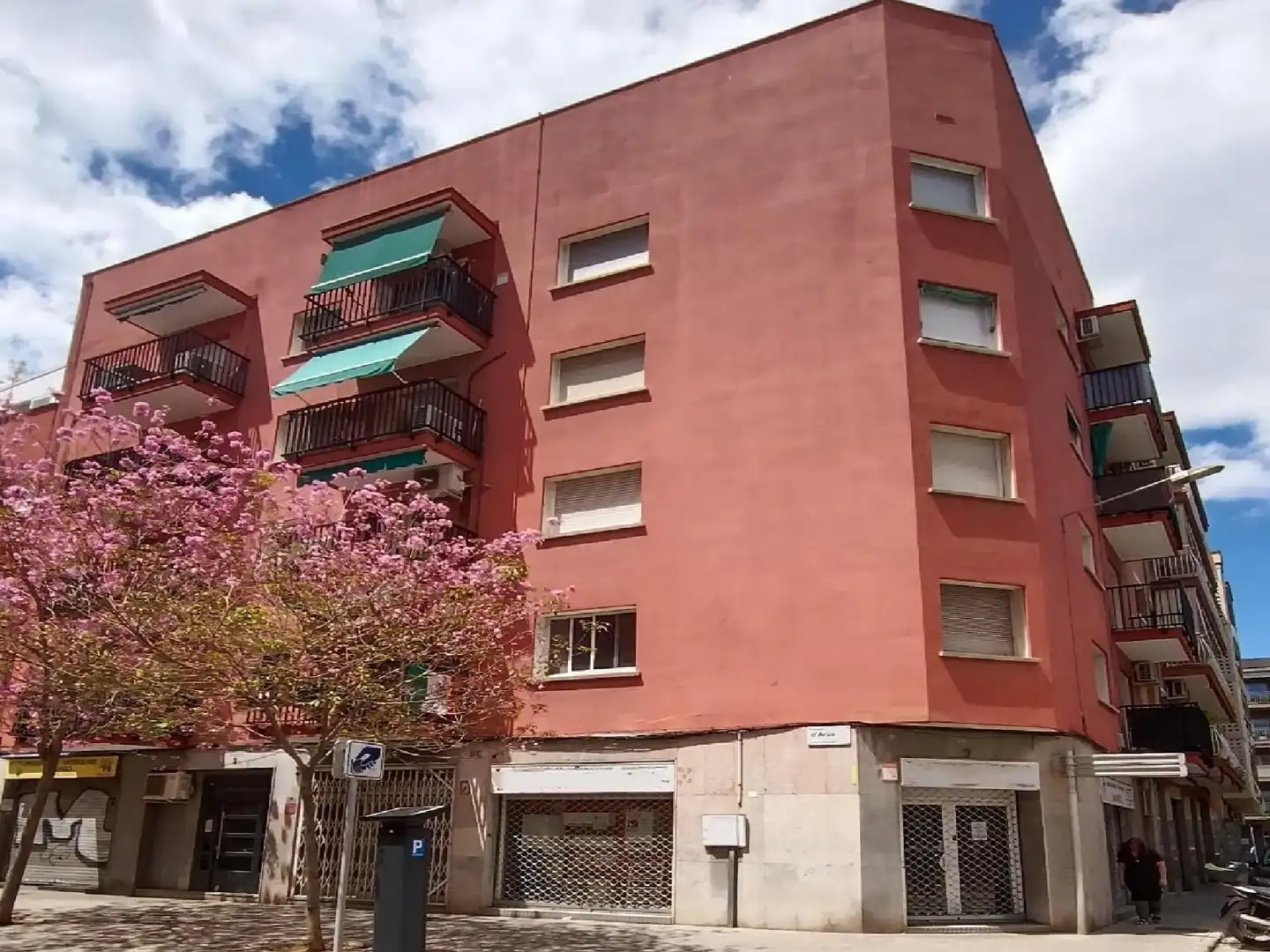 Vista exterior de Piso en venta en Cornellà de Llobregat
