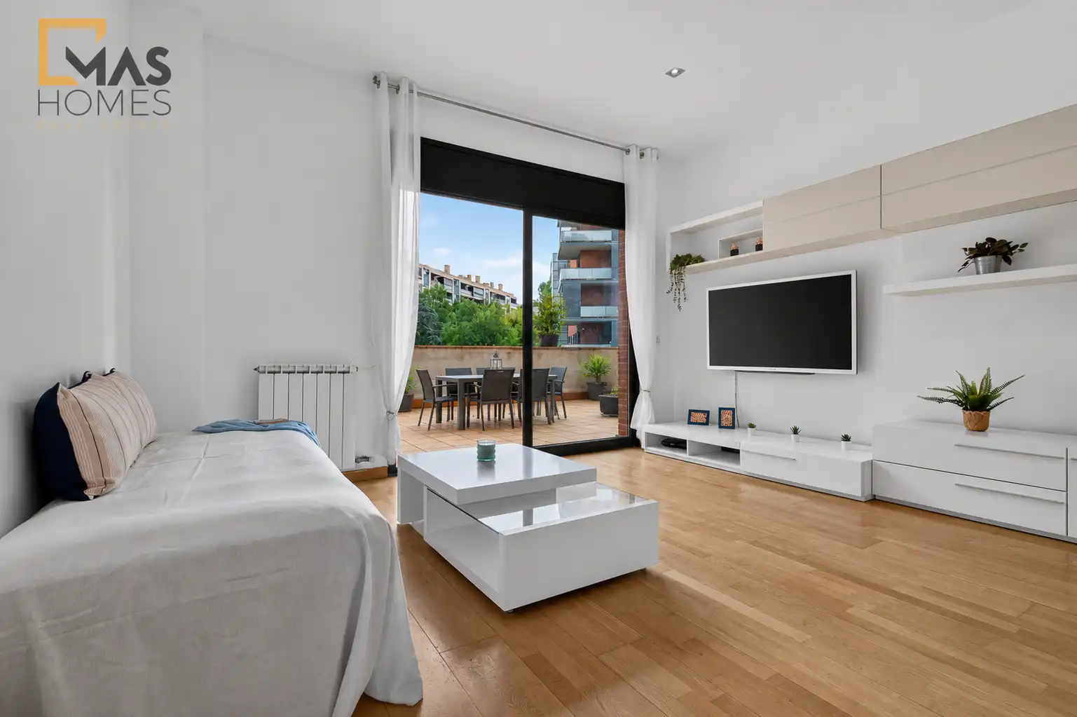 Sala d'estar de Pis en venda en Sant Cugat del Vallès amb Calefacció, Jardí privat i Parquet