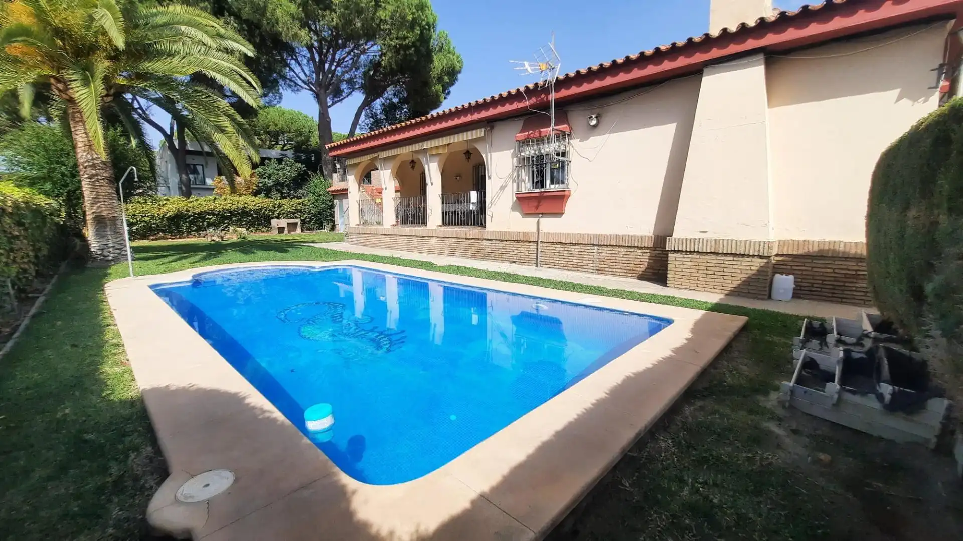 Chalet con piscina en venta en Carmona, imagen 3