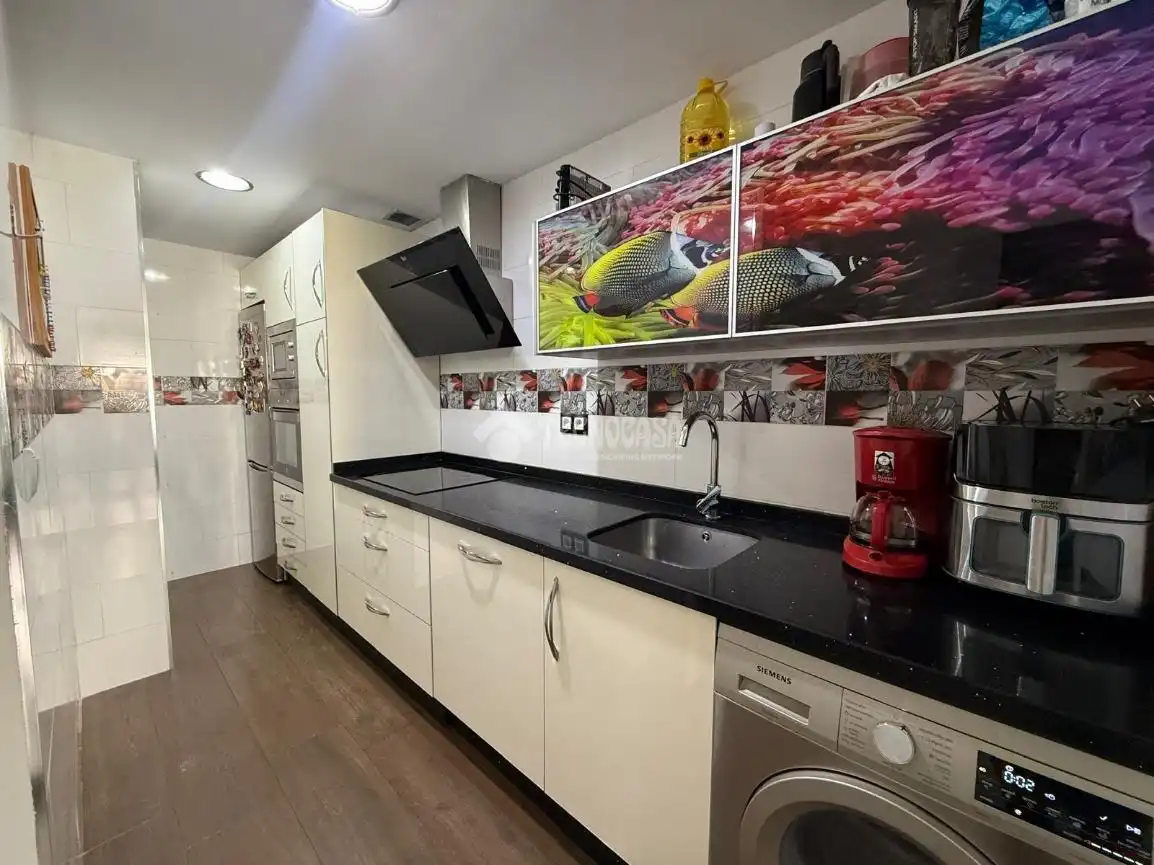 Küche von Wohnung zum Verkauf in Huelva mit Klimaanlage und Heizung