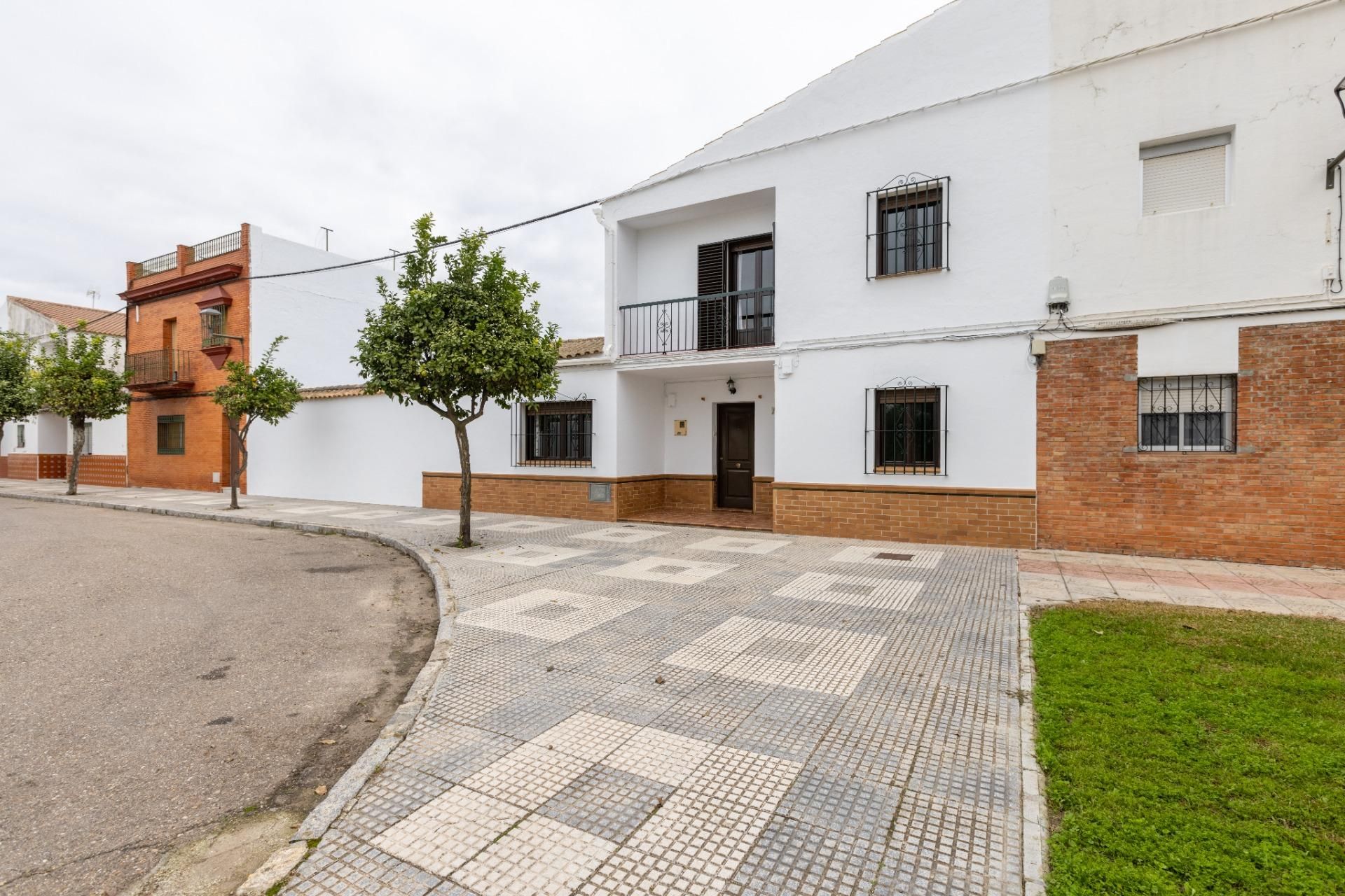 Vista exterior de Casa o chalet en venta en Los Palacios y Villafranca con Aire acondicionado, Calefacción y Jardín privado