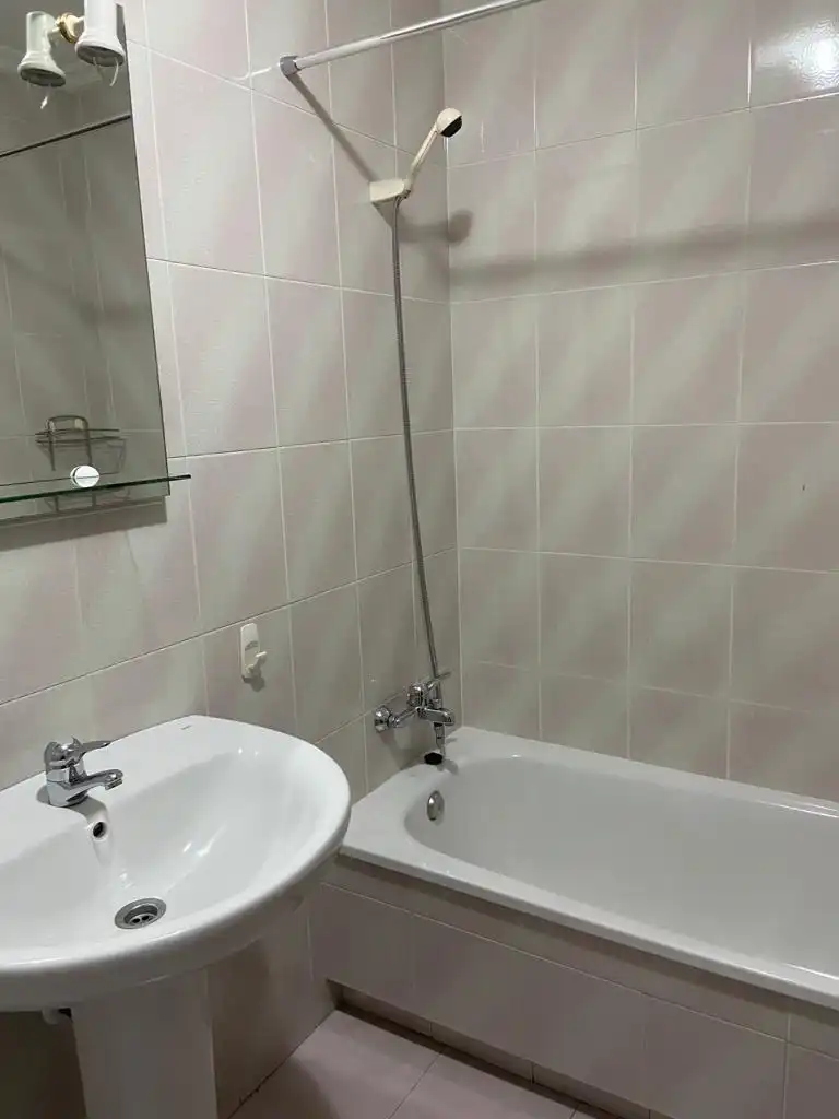 Baño de Piso de alquiler en Pontevedra Capital  con Calefacción, Trastero y Horno