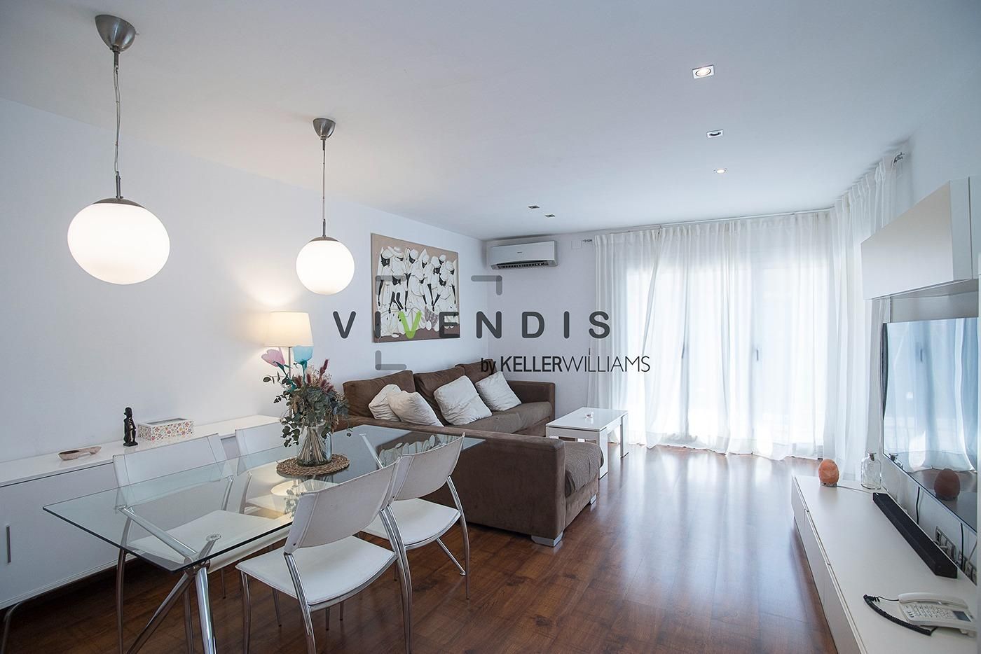 Sala d'estar de Planta baixa en venda en Sant Andreu de la Barca amb Aire condicionat, Parquet i Terrassa