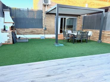 Casa aparellada amb jardí en venda a Santa Maria - Terra Nostra