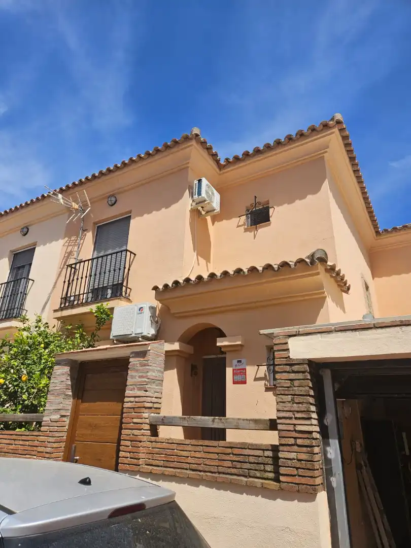 Vista exterior de Casa o xalet en venda en La Línea de la Concepción amb Jardí privat, Terrassa i Traster