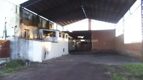 Außenansicht von Fabrikhallen zur Miete in Cáceres