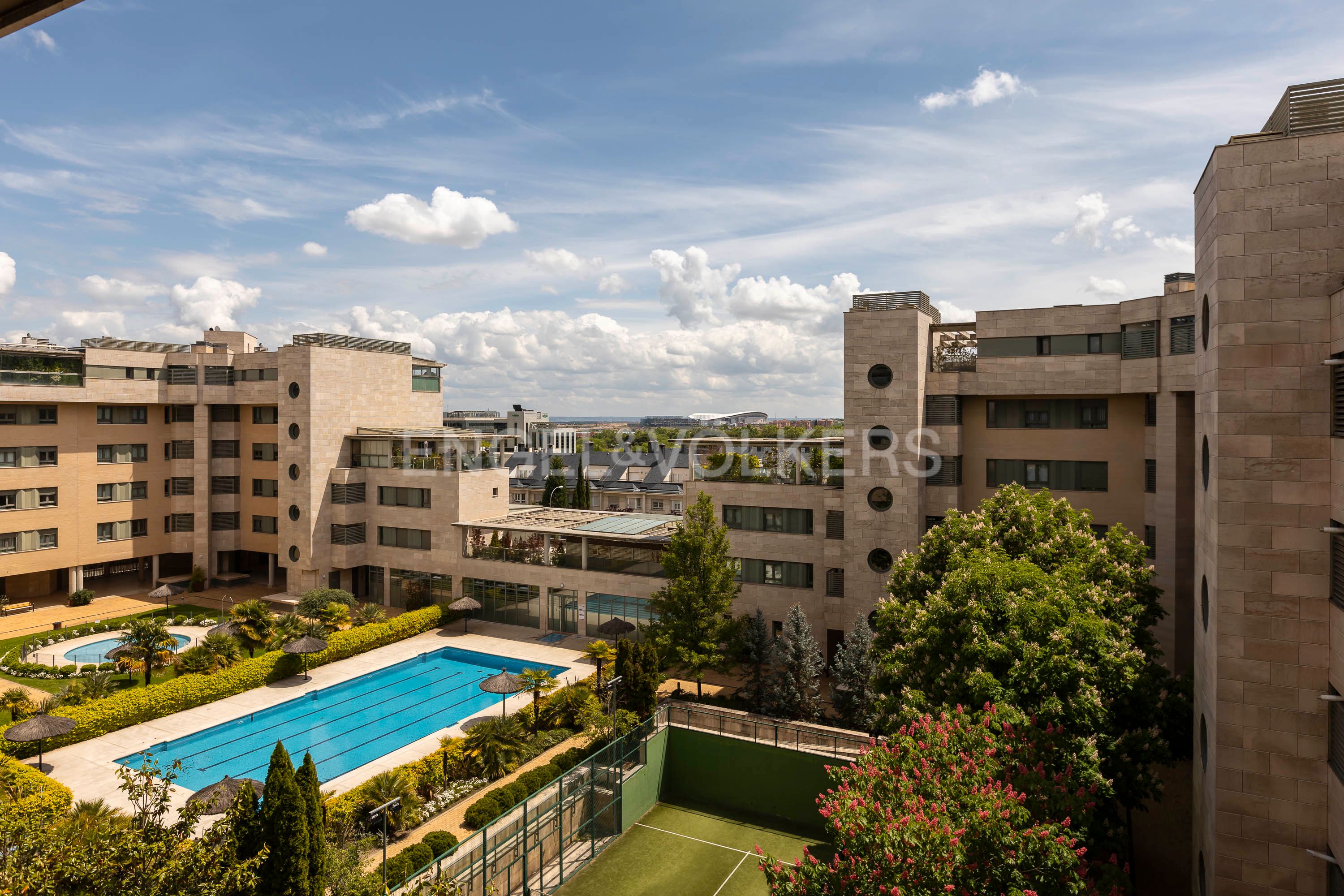 Vista exterior de Apartament en venda en  Madrid Capital amb Aire condicionat, Calefacció i Parquet