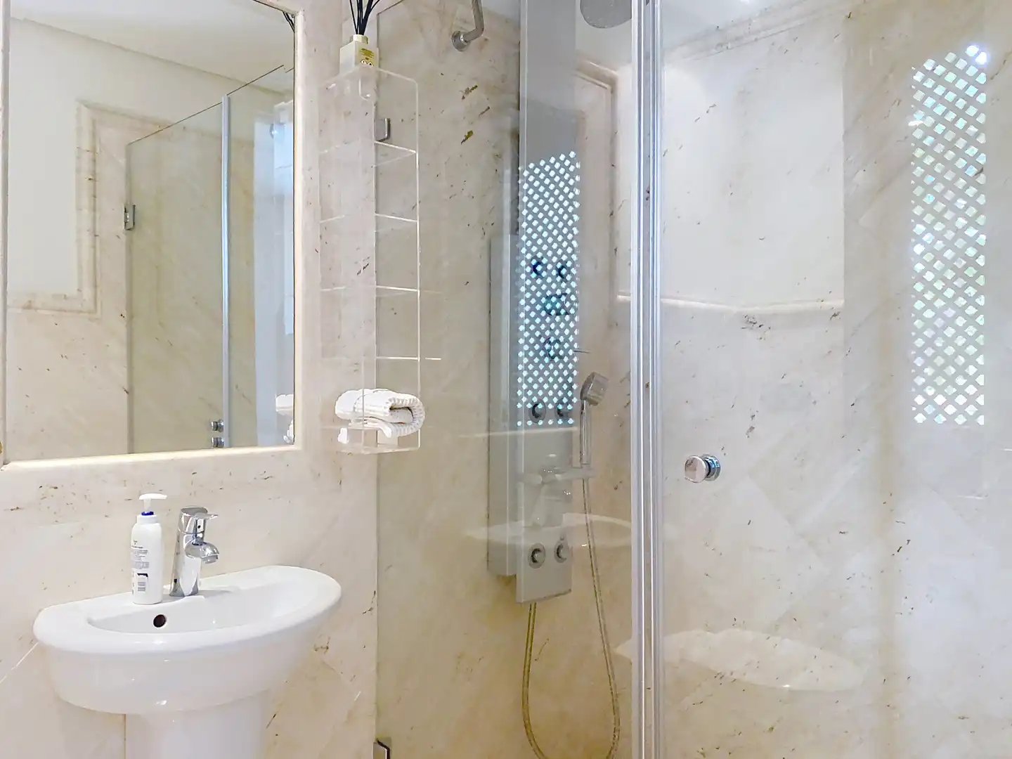 Bany de Apartament en venda en Estepona amb Aire condicionat, Terrassa i Piscina