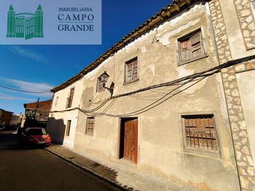 Casa amb jardí en venda a Ampudia