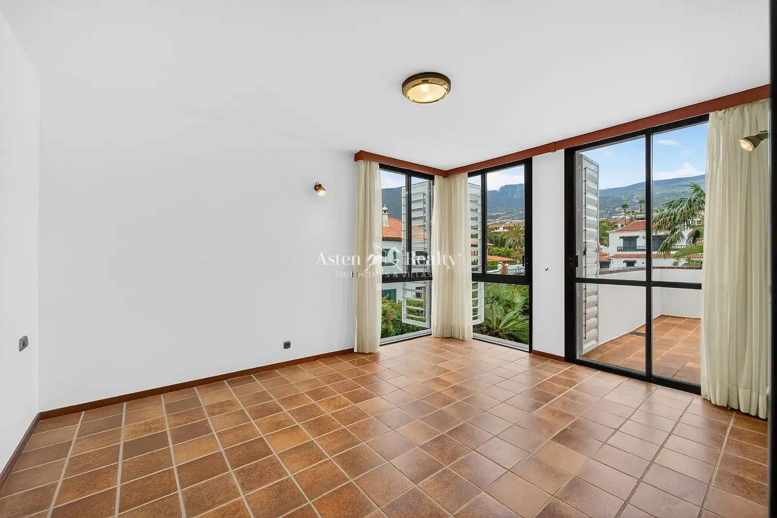 Vista exterior de Casa o xalet en venda en Puerto de la Cruz amb Jardí privat, Terrassa i Traster