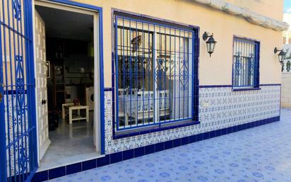 Vista exterior de Casa adosada en venda en Torrevieja amb Aire condicionat, Jardí privat i Terrassa