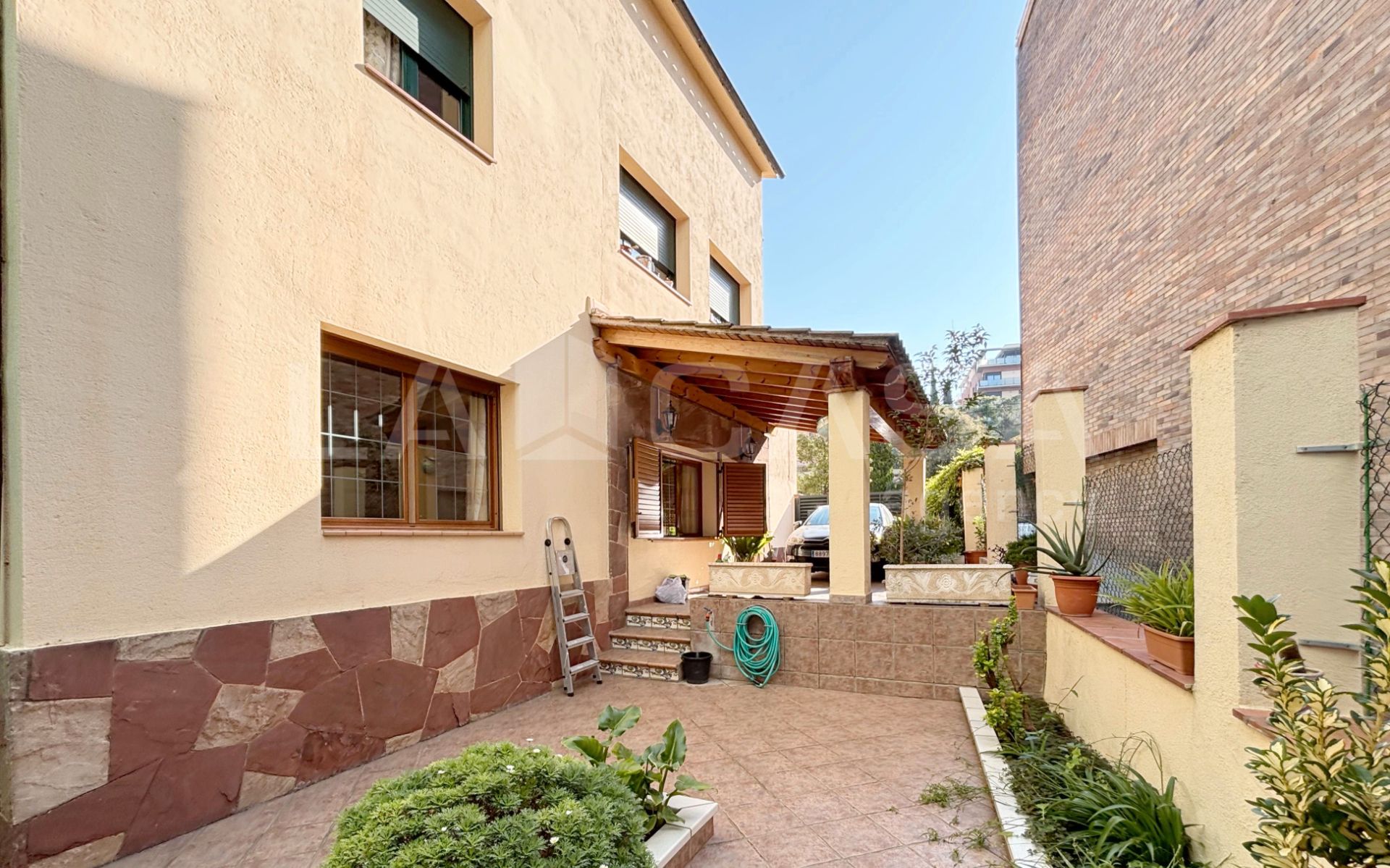 Vista exterior de Planta baixa en venda en Granollers amb Calefacció, Jardí privat i Traster