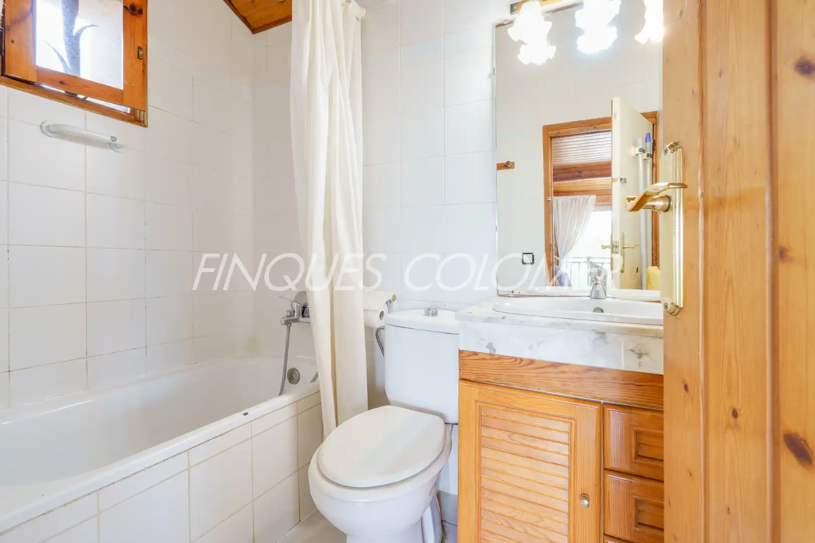 Bathroom of Houses for sale in Rubí  with Air Conditioner, Private garden and Parquet flooring