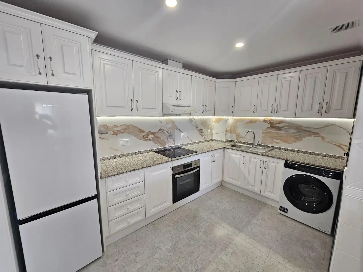 Cocina de Apartamento en venta en Orihuela con Aire acondicionado, Amueblado y Piscina comunitaria