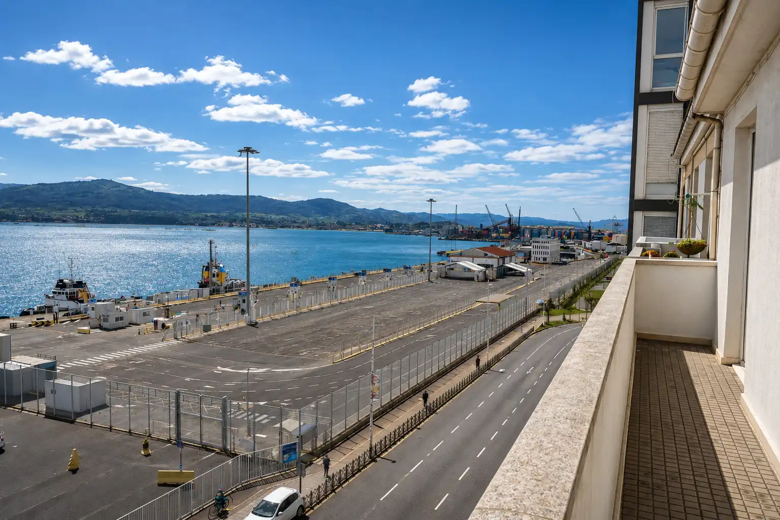 Außenansicht von Wohnung zur Miete in Santander mit Heizung und Ofen