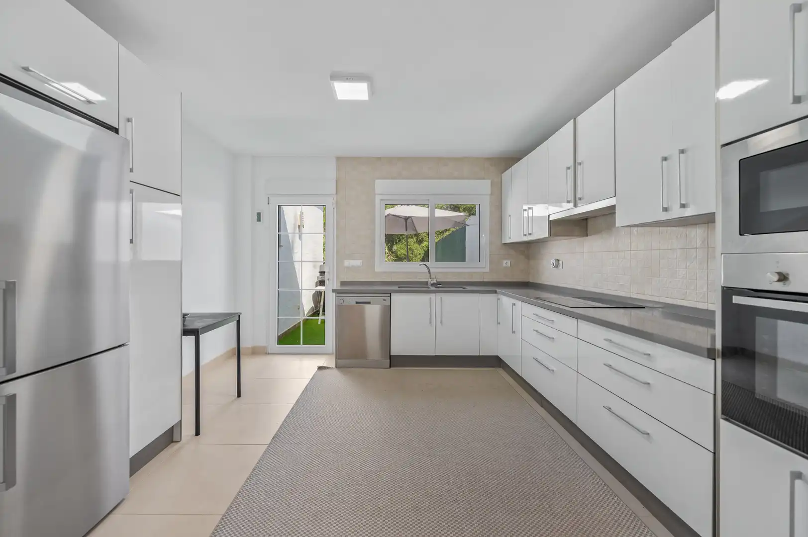 Cuina de Casa o xalet en venda en Marbella amb Aire condicionat, Jardí privat i Terrassa